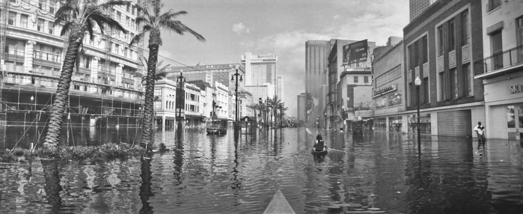 Aftermath of hurricane Katrina, flooded Canal Street looking toward the Mississippi river, Department store burning in the Central Business District, New Orleans, Louisiana,August 31, 2005 2005 © Andy LEVIN (CONTACT PRESS IMAGES)